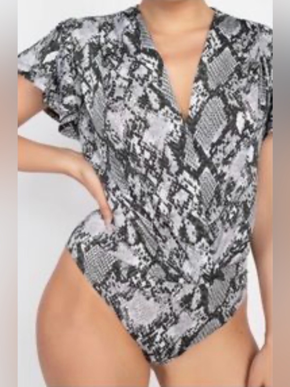 ❤️‍🔥 Haute Monde Black White Snake Faux Wrap Front Flutter Sleeve Bodysuit Large